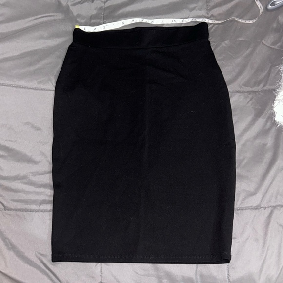 Black pencil skirt - Picture 1 of 3